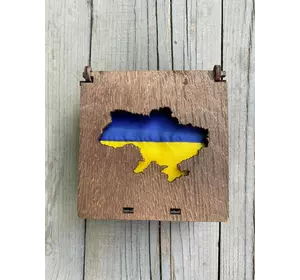 Прапор України 140х90см в сувенірній дерев'яній коробці шкатулці з вирізом мапи нашої держави